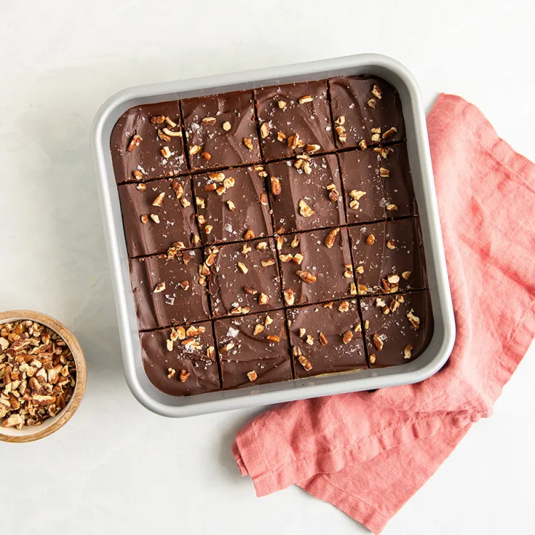 Brilliant™ 9" Square Cake Pan with Lid