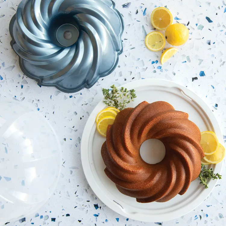Formed Swirl Bundt® Pan with Cake Keeper