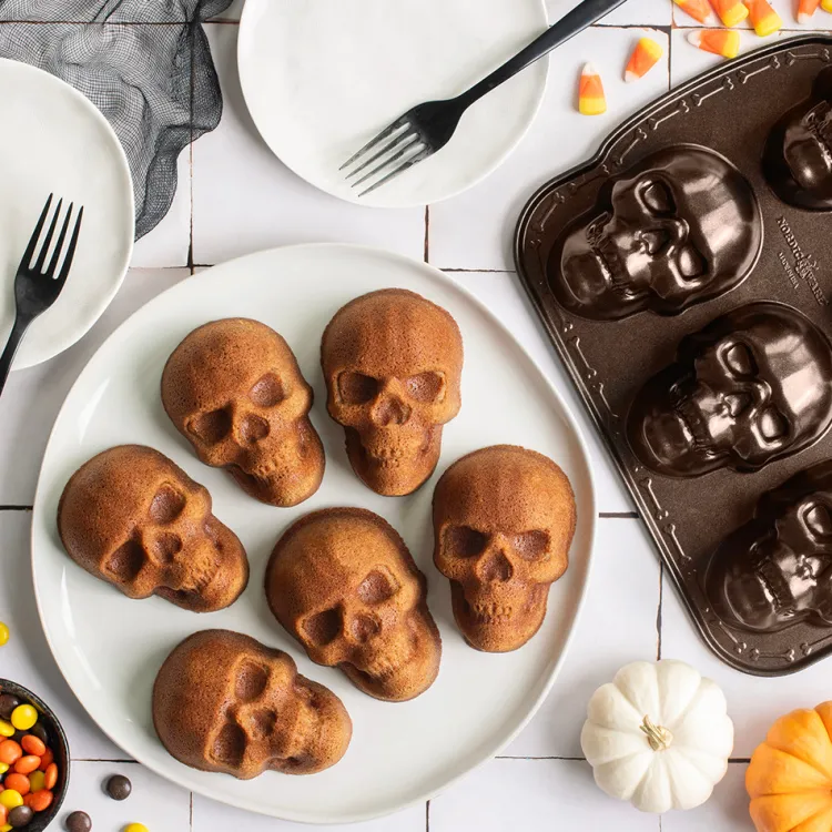 Haunted Skull Cakelet Pan