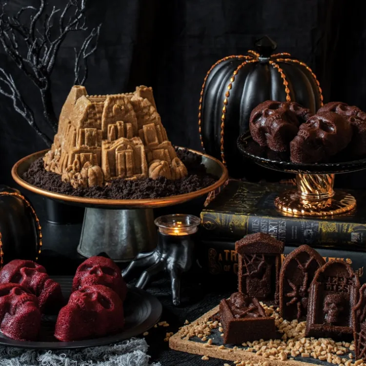 Haunted Skull Cakelet Pan