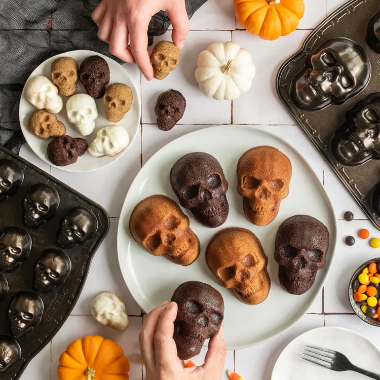 Haunted Skull Cakelet Pan