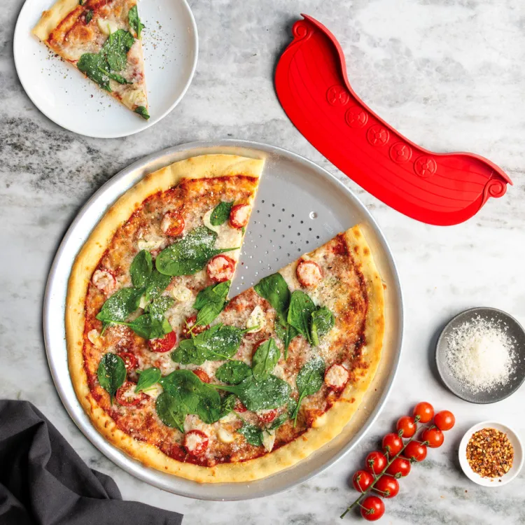 Naturals® 16" Pizza Crisper with Pizza Cutter