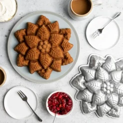 Poinsettia Pull-Apart Pan