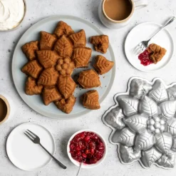 Poinsettia Pull-Apart Pan