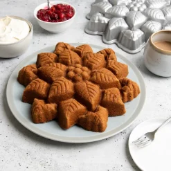 Poinsettia Pull-Apart Pan