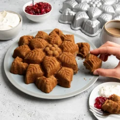 Poinsettia Pull-Apart Pan