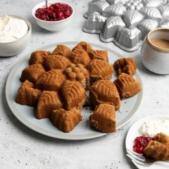 Poinsettia Pull-Apart Pan