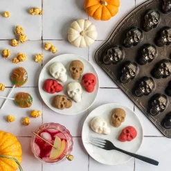 Skull Bites Cakelet Pan