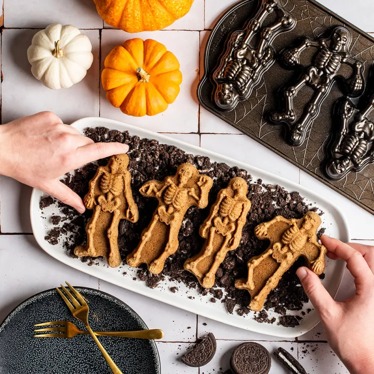 Spooky Skeleton Cakelet Pan