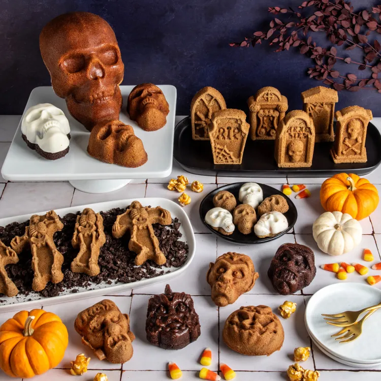 Spooky Skeleton Cakelet Pan