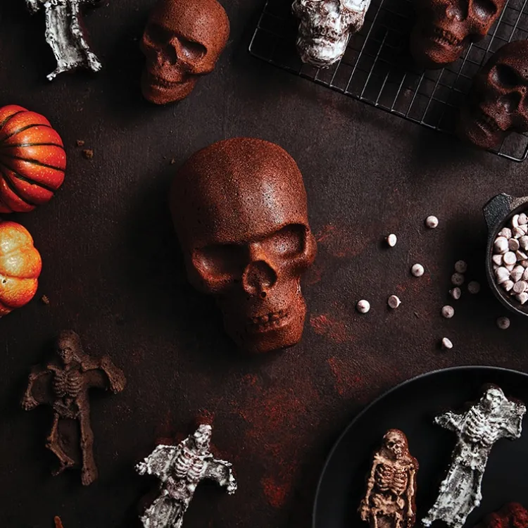 Spooky Skeleton Cakelet Pan