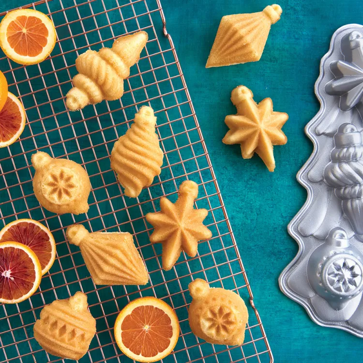 Vintage Ornament Cakelet Pan